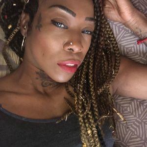 Meet your Posher, Cassandra